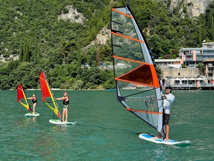 Privater Windsurf-Kurs am Gardasee: Ihr exklusives Erlebnis in Limone 5 Privater Windsurf-Kurs am Gardasee: Ihr exklusives Erlebnis in Limone 5